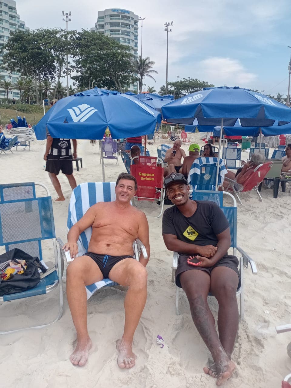 Maicon Cândido welcoming a visitor during a relaxed moment at the beach